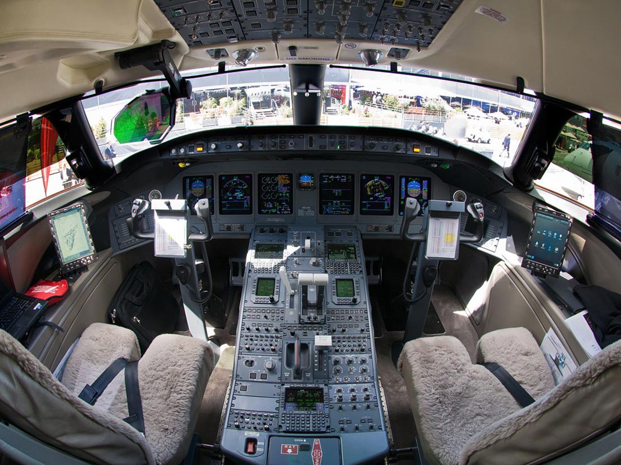 bombardier-global-express-cockpit Bombardier Global Express (Cockpit) - Available for Private Charter from Execflyer