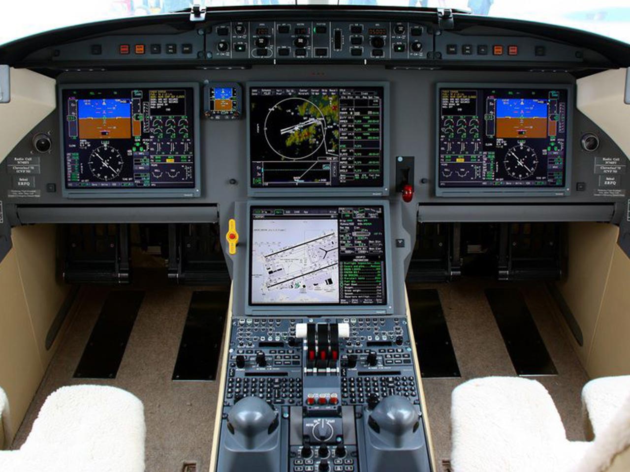 dassault-falcon-7x-cockpit Dassault Falcon 7X (Cockpit) - Available for Private Charter from Execflyer